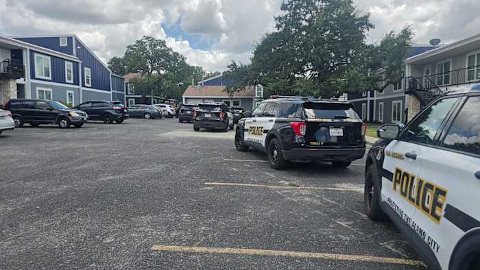 1 hospitalized, another in custody after stabbing at North Side apartment complex, SAPD says