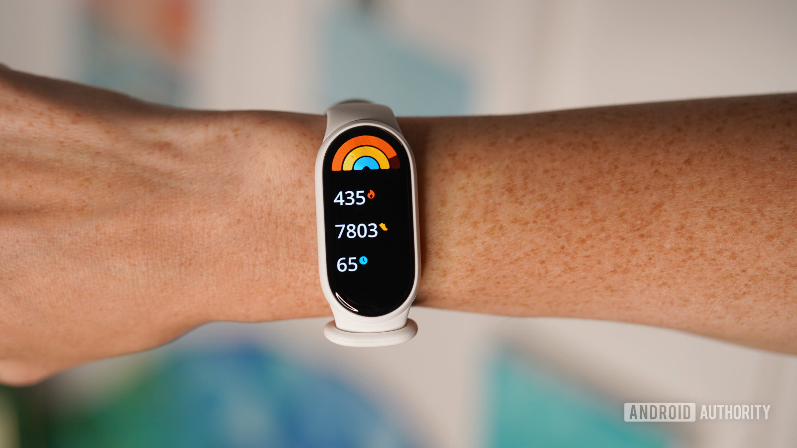 A Xiaomi Smart Band 10 dispalys a users basic activity stats.