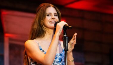 Lana Del Rey Kissed Her Alligator Husband Onstage in Cardiff