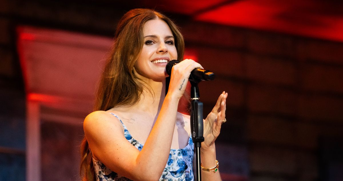 Lana Del Rey Kissed Her Alligator Husband Onstage in Cardiff