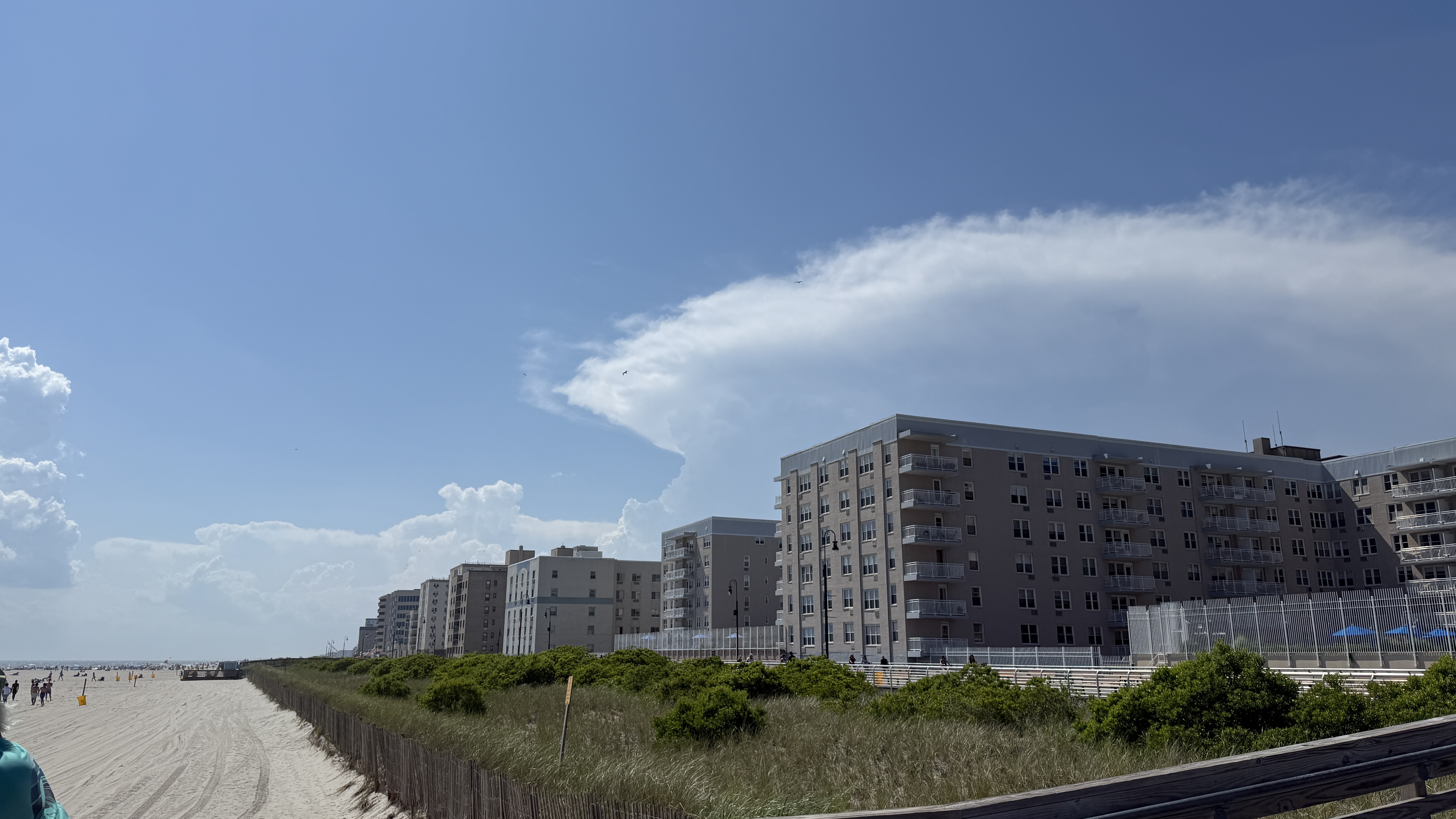 iPhone 16 Pro Max vs Samsung Galaxy S25 Ultra boardwalk test