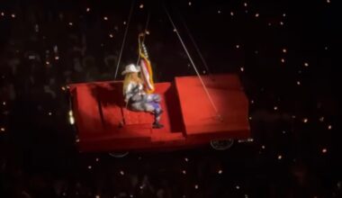 Beyoncé's Flying Car Malfunctions During Houston Concert