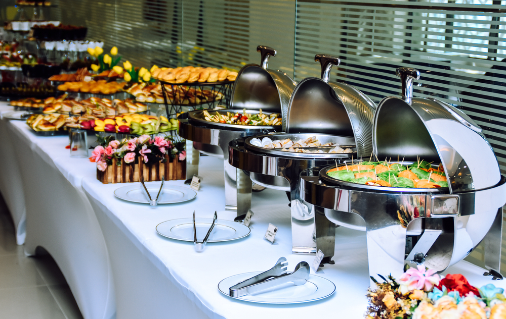 Pick healthier options at the buffet.(Shutterstock)
