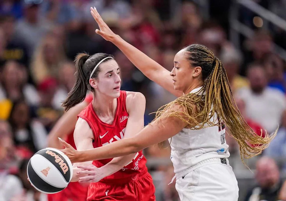 Indiana Fever Caitlin Clark (22) and Atlanta Dream Haley Jones (13).© Grace Hollars&sol;IndyStar &sol; USA TODAY NETWORK