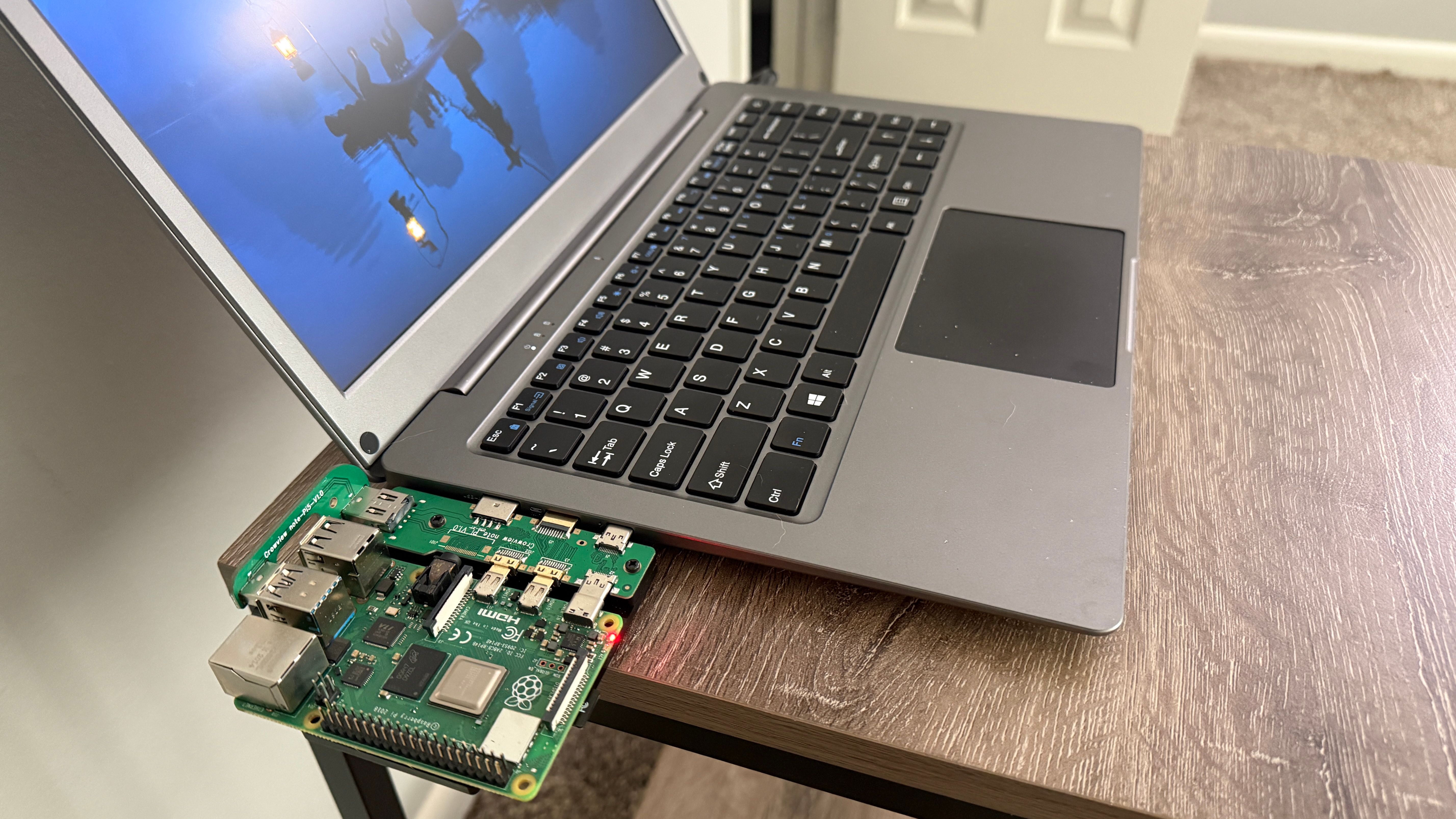 Elecrow CrowView Note 14 side Pi4 plugged in