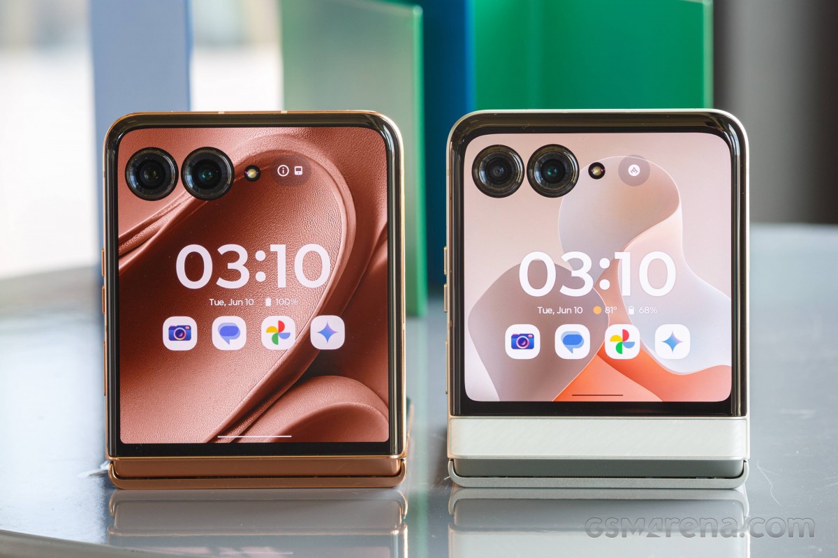 Razr+ 2025 (left) next to Razr 2025