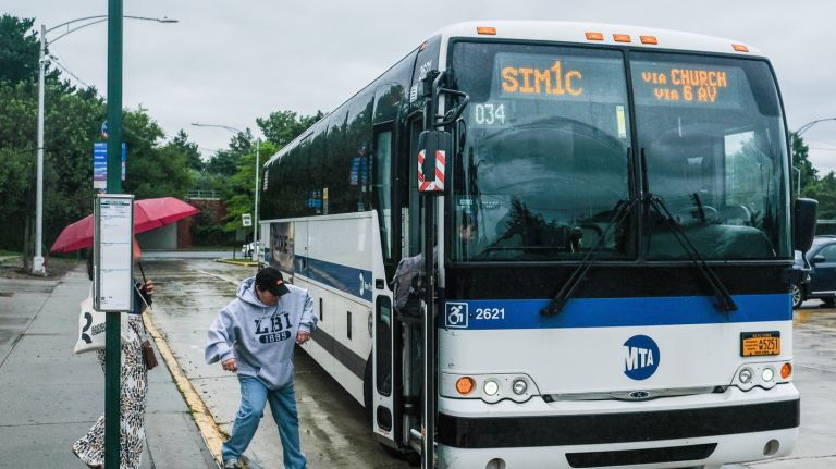 Staten Island commuters report no air conditioning on MTA express buses as heat wave continues 