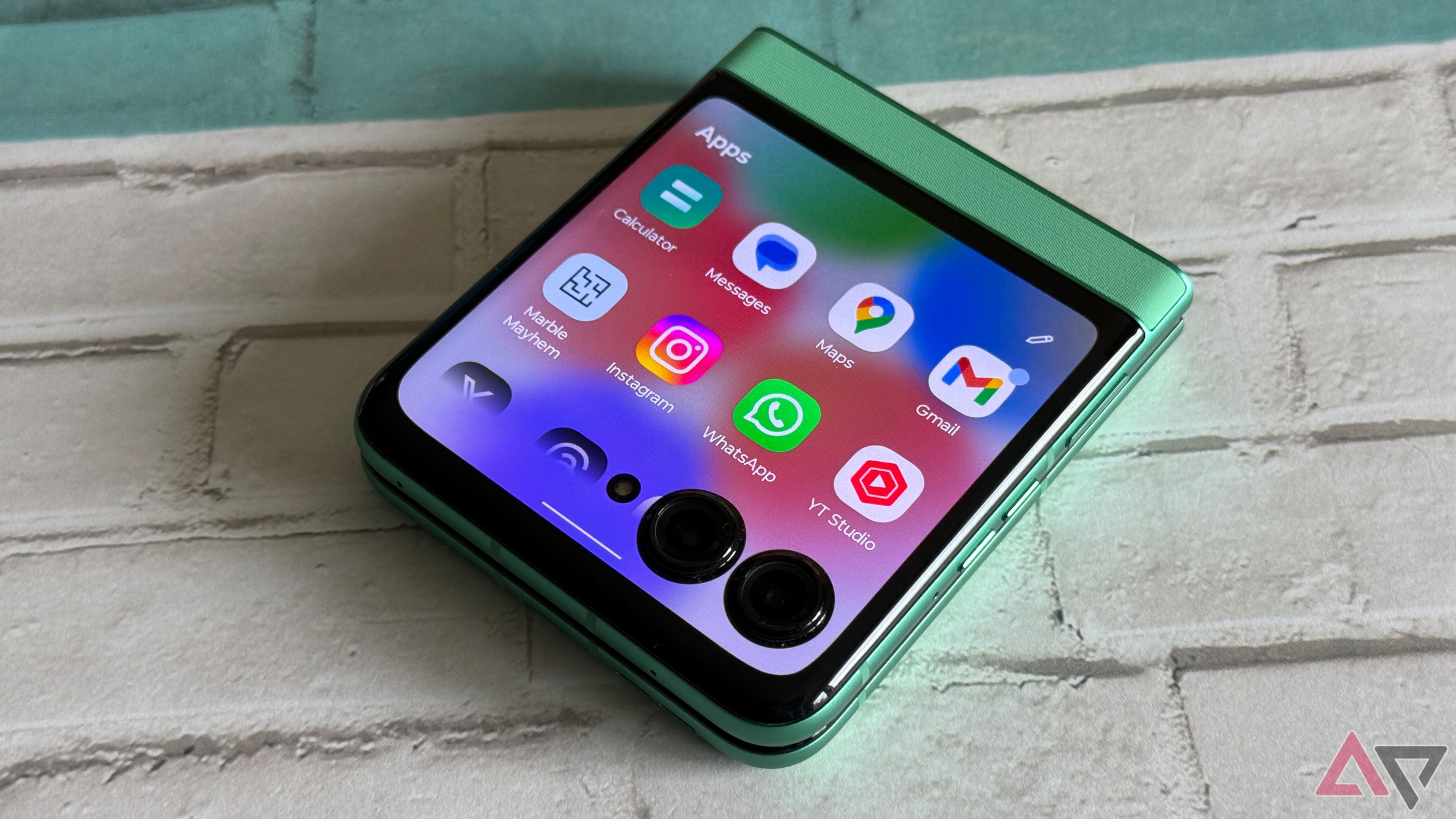 Apps panel on the external screen of the Motorola Razr 2025