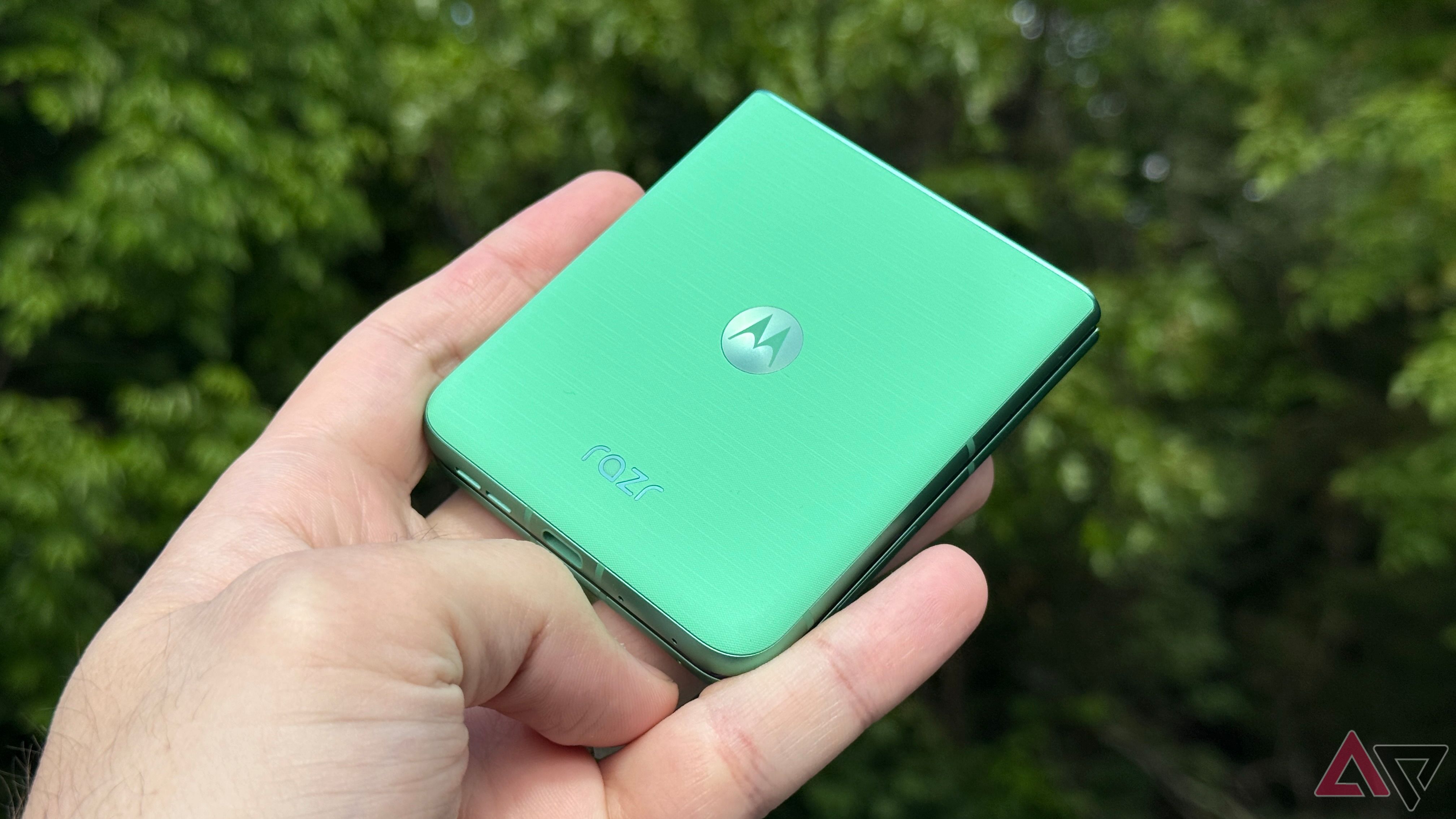 Back cover of the Motorola Razr 2025 in Spring Bud