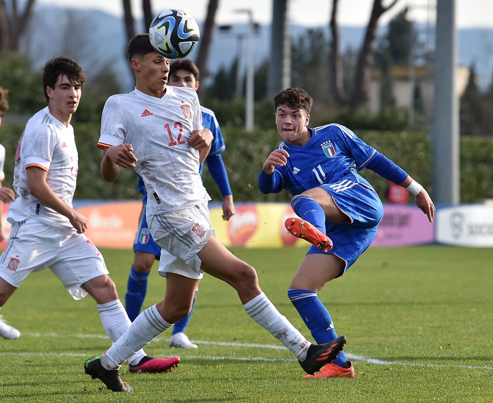 FLORENCE, ITALY: Emanuele Rao of Italy U17 and Dani Budesca of Spain U17 in action during the International Friendly match between Italy U17 and Spain U17 on January 25, 2023. (Photo by Giuseppe Bellini/Getty Images)