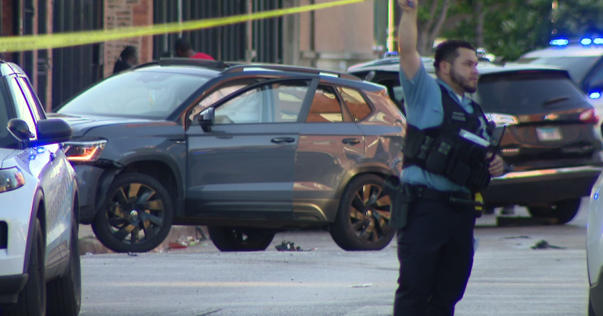SUV hits Chicago police squad car, 3 other cars on West Side