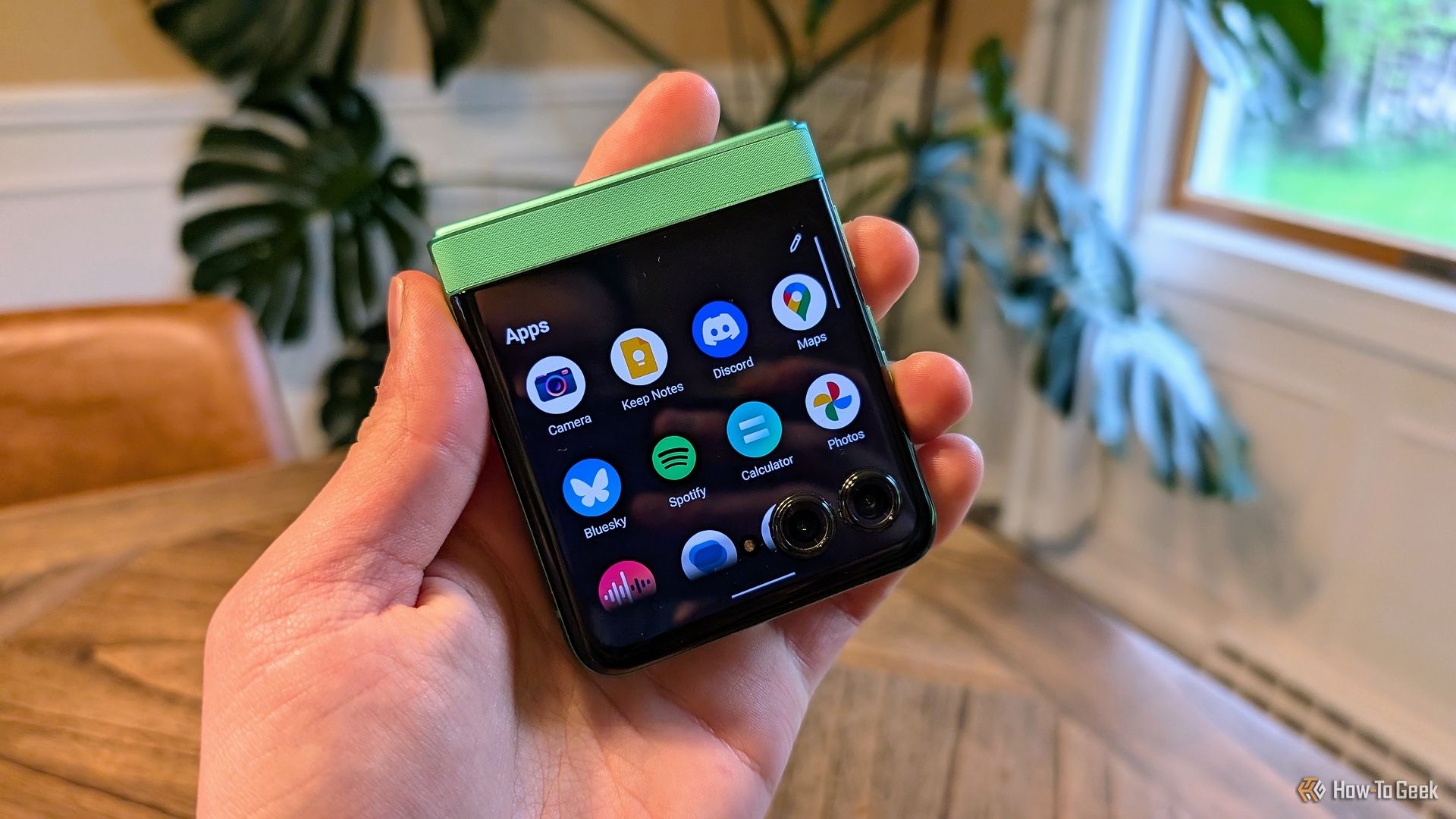 Moto Razr 2025 Cover Display app list.