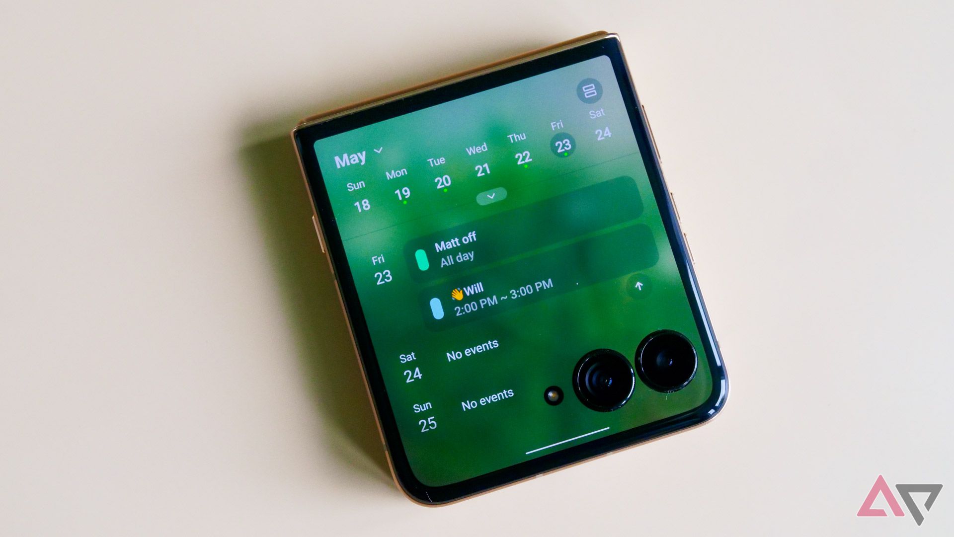 The calendar widget on the Moto Razr Ultra's front screen.