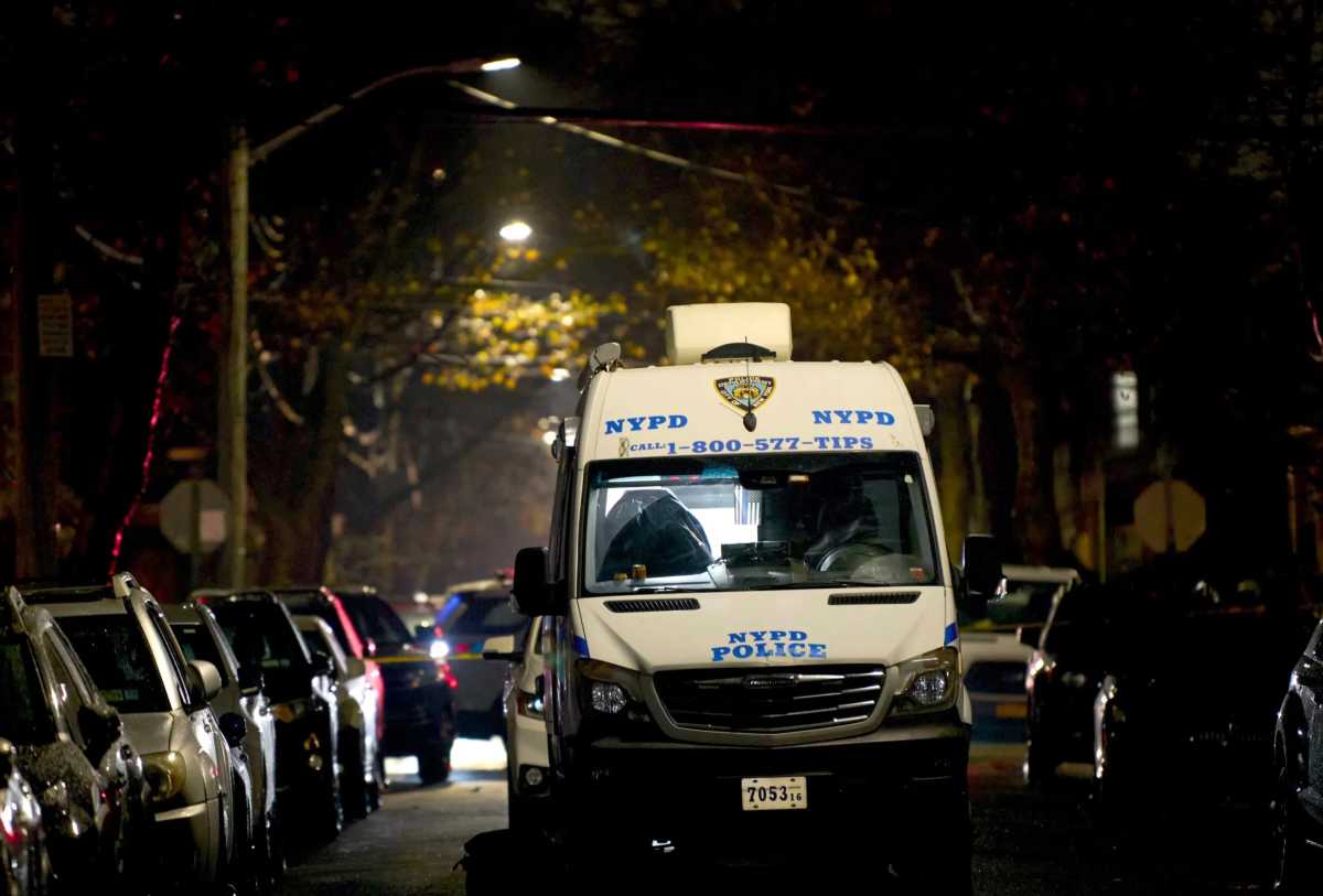 Woman stabbed to death in the Bronx; boyfriend sought for slaying, police sources said