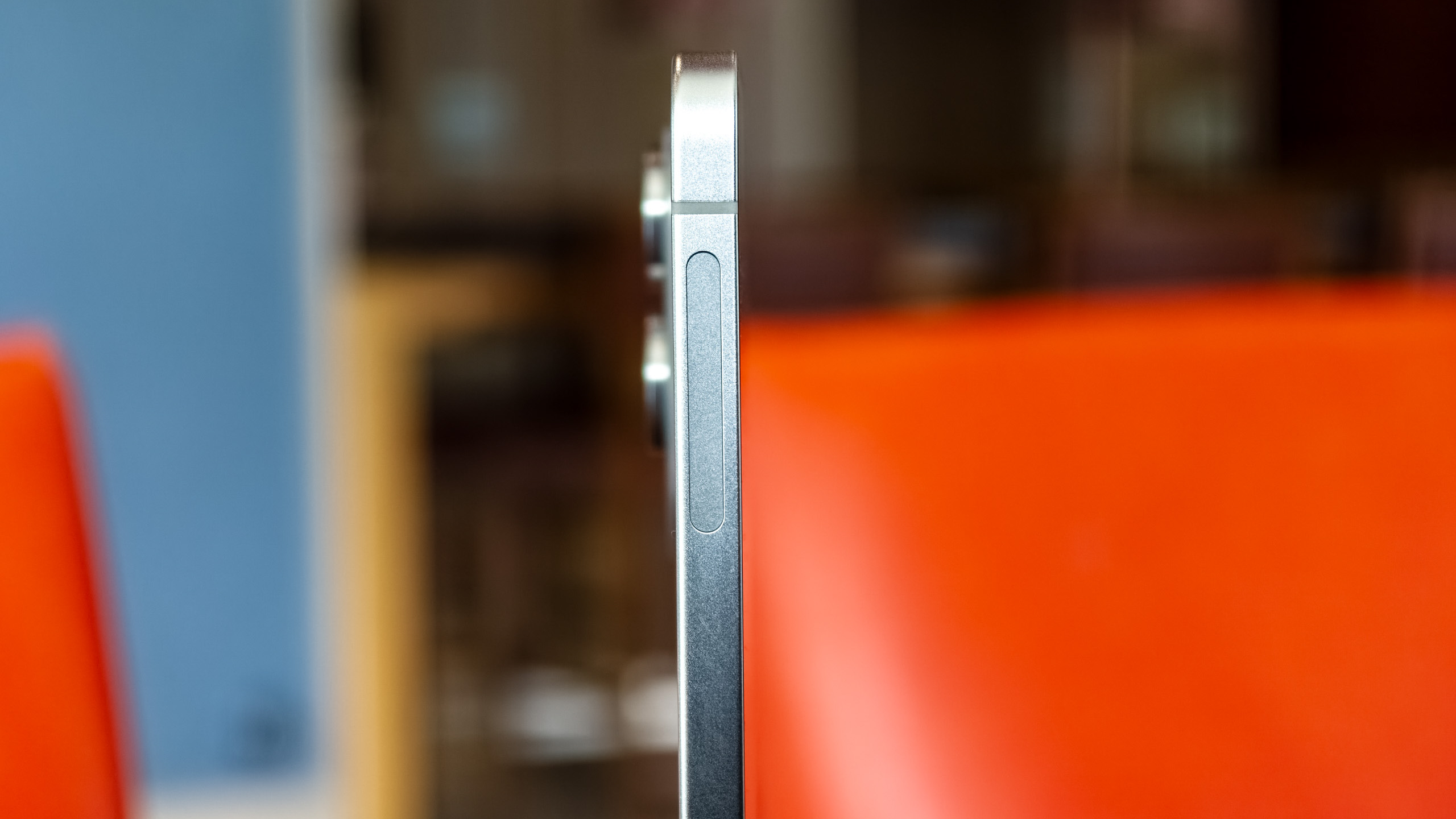 Left side mmWave antenna and thin profile on the Galaxy S25 Edge