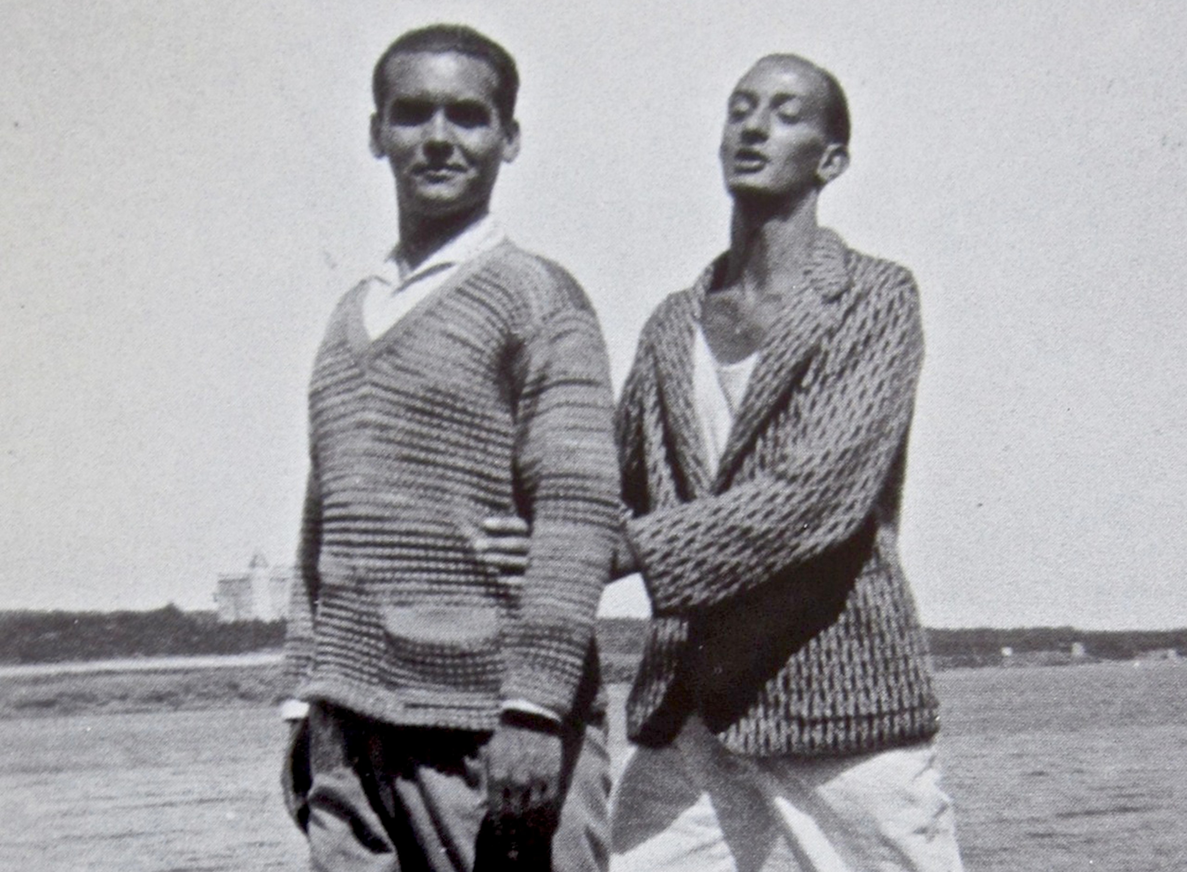 Black and white photo of Salvador Dalí and Federico García Lorca in Cadaqués.