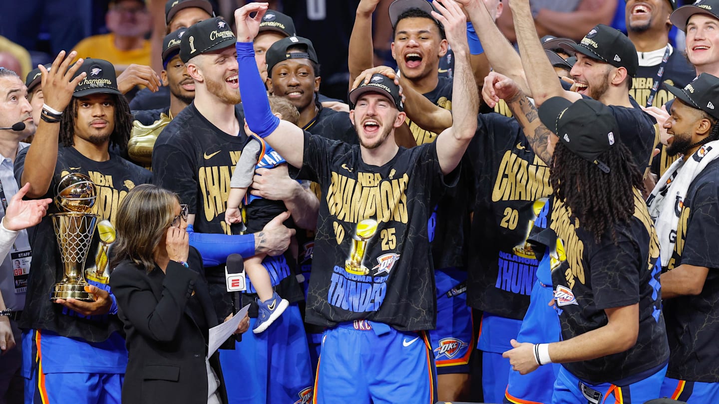 Alex Caruso Reacts to Ex-Bulls Teammate's Latest Post