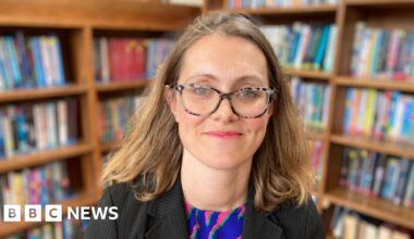 Oxford Spires Academy ditches smartphones for 'brick' phones