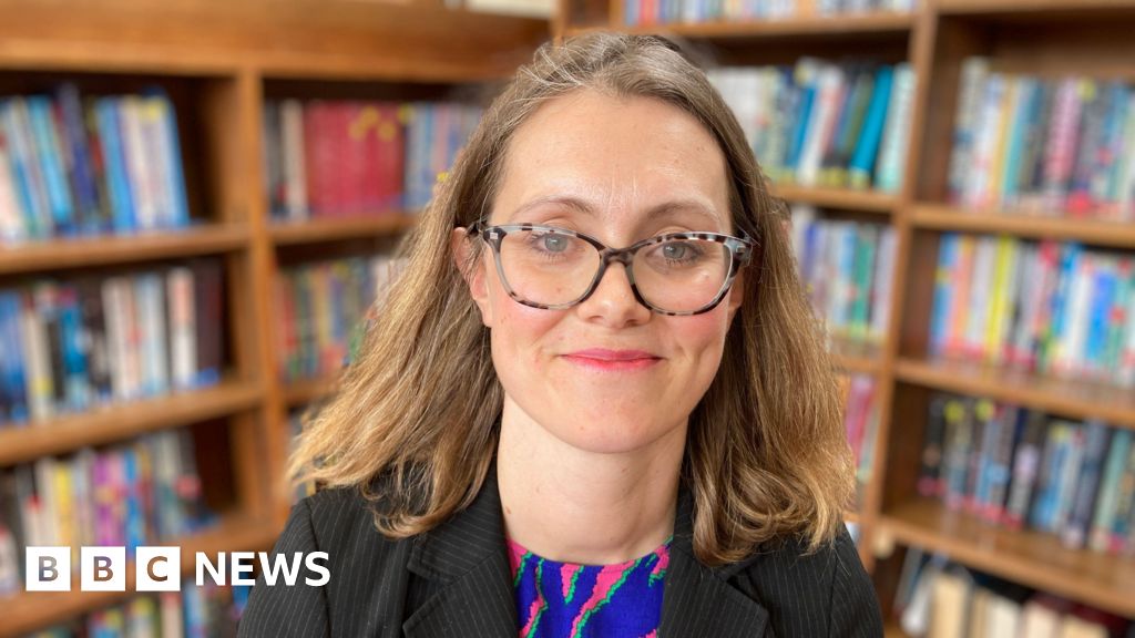 Oxford Spires Academy ditches smartphones for 'brick' phones