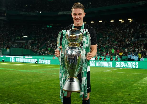 Viktor Gyokeres of Sporting CP celebrates with trophy