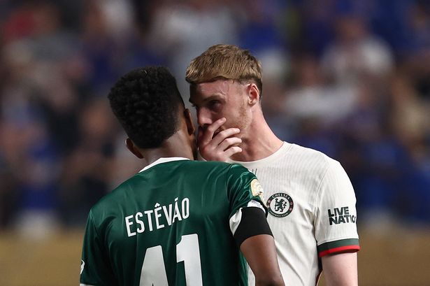 Cole Palmer spoke with Esetavo Willian after Chelsea's win over Palmeiras
