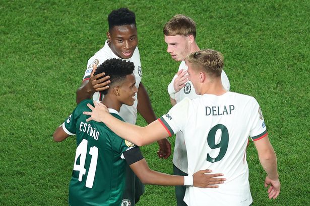 Estevao Willian (L) speaks to Chelsea's Portuguese midfielder #14 Dario Essugo (2nd-L), English midfielder #10 Cole Palmer (2nd-R) and forward #09 Liam Delap 