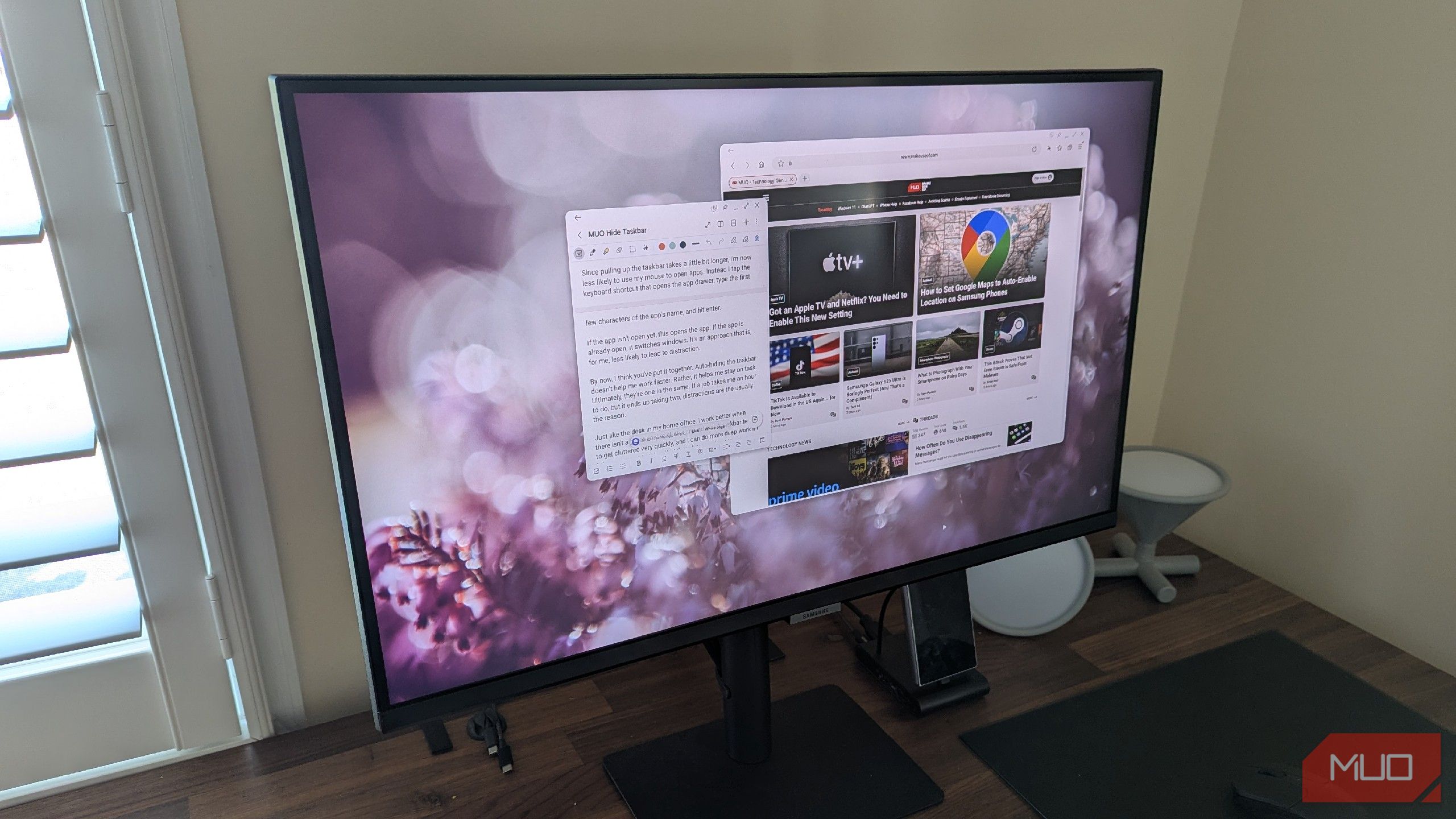 Samsung DeX on a monitor with the taskbar hidden.