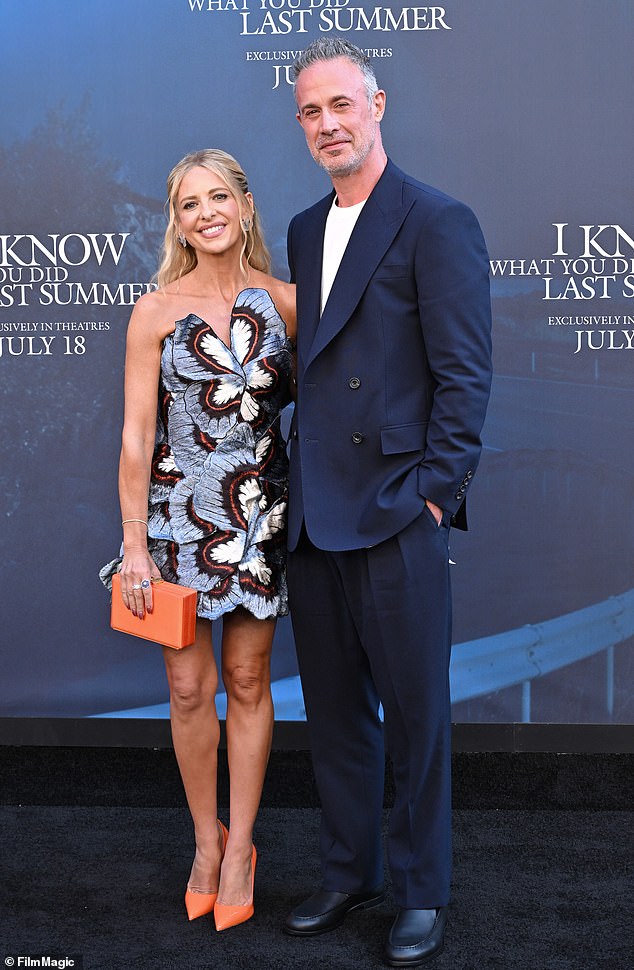 Sarah Michelle Gellar actress wowed fans while attending the premiere of the reboot of the famous slasher film, looking toned and fresh faced as she posed on the red carpet