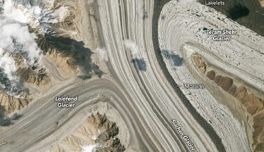 A 2023 NASA image revealed that the Lolofond (left) and Teram Shehr (right) glaciers have been slowly merging with the Siachen glacier (center)
