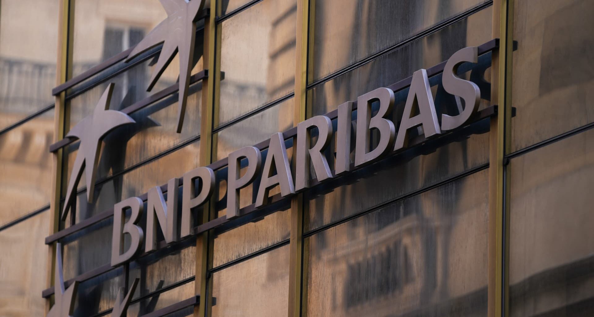 Top Europe banks warn of euro strength, 'wait-and-see' market amid U.S. tariffs
