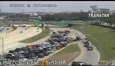 Houston traffic: At least 1 dead in Highway 288 crash near Holcombe