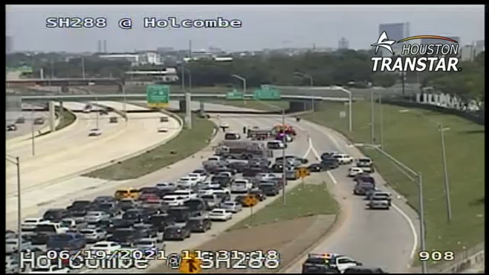 Houston traffic: At least 1 dead in Highway 288 crash near Holcombe