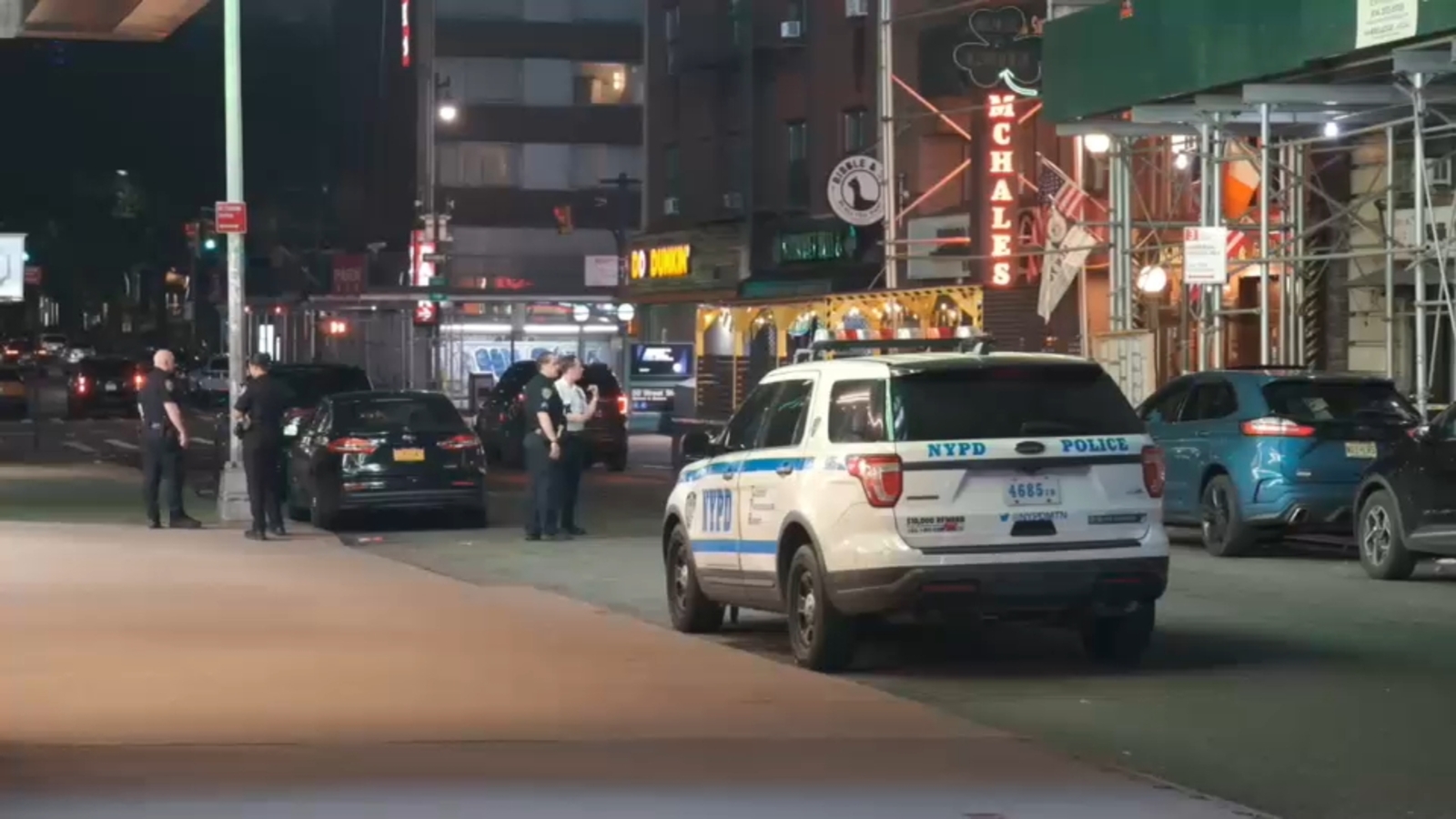 Midtown crime: Police searching for suspect after man slashed outside bar in Manhattan, NYC