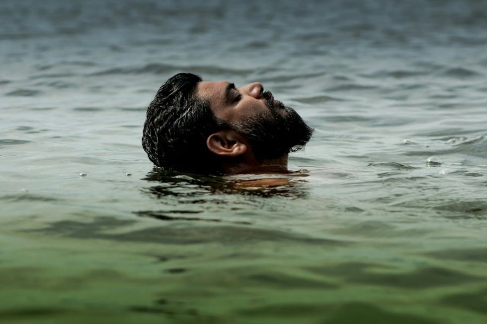 Icelandic idiom, laying your head in the water, man in the water