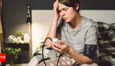 Want to lower blood pressure naturally? Experts recommend THESE exercises for five minutes a day |