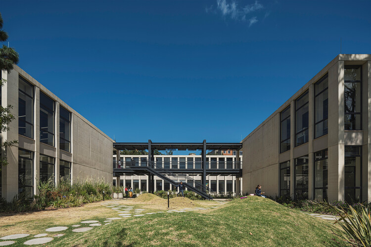 Colombo Hebrew College / Aarón Cohen + Angélica Mejía + Camilo Sellamén + Camilo Fuentes + Joel Amón - Exterior Photography, Courtyard