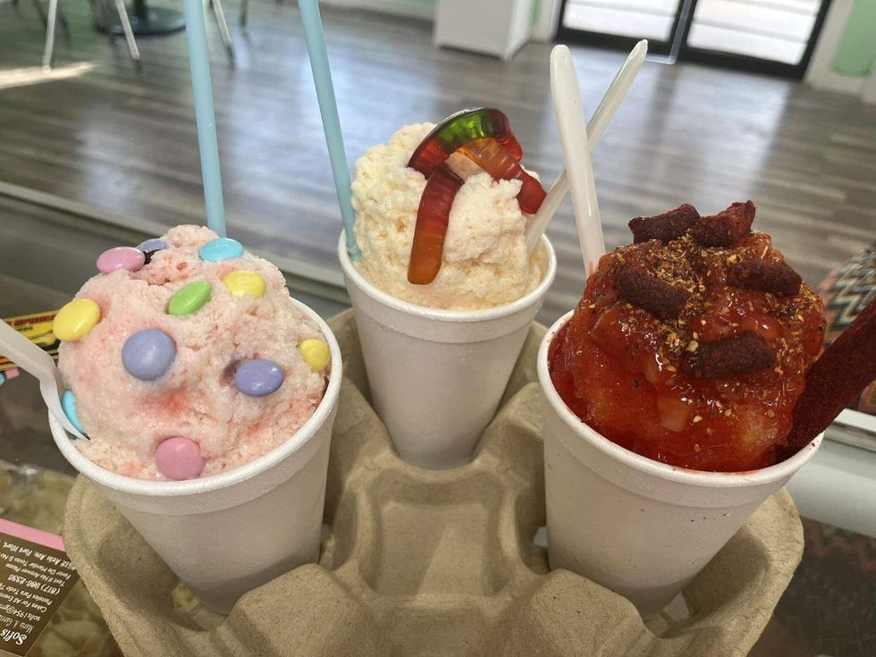 Sol y Luna, snow cones