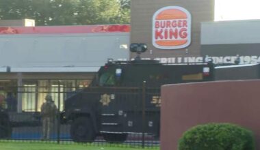 Man barricades himself inside a Burger King in NW Harris County, deputies investigating