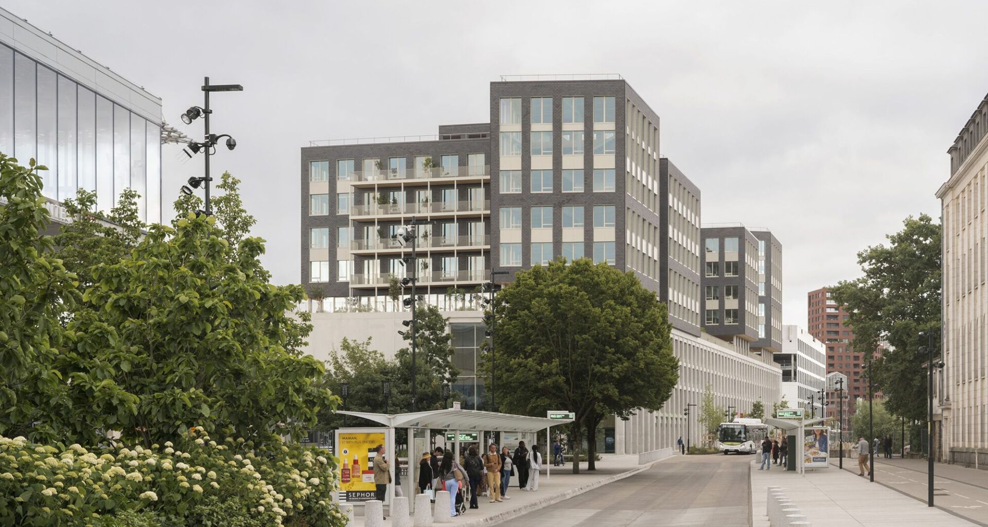 Multimodal Hub and Offices / DREAM + AIA Life Designers