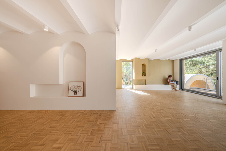 A House Looking to A Cedrus Tree / Cedrus Studio - Interior Photography, Wood