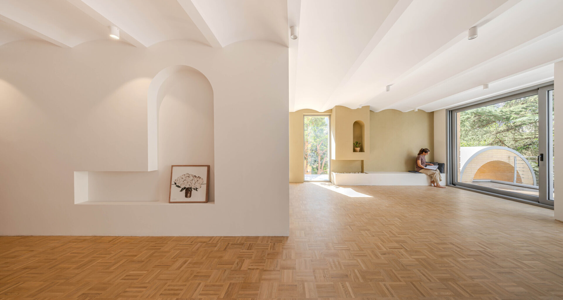 A House Looking to A Cedrus Tree / Cedrus Studio