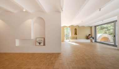 A House Looking to A Cedrus Tree / Cedrus Studio