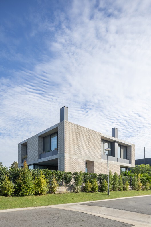 RoMa House / Pedro Ignacio Yáñez - Image 2 of 29