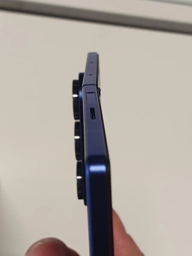 Samsung Galaxy Z Fold5 unit not opening fully