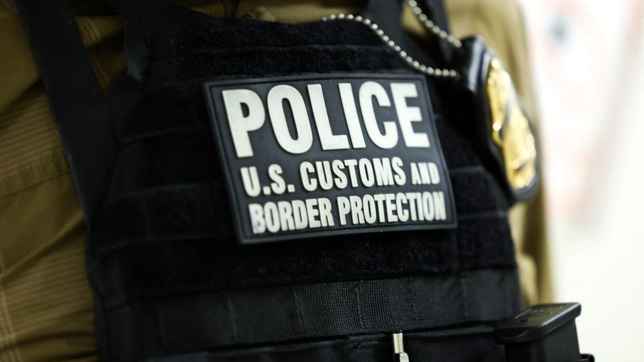 Off-duty border patrol officer shot in attempted robbery