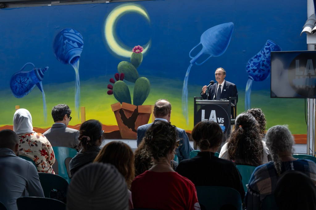 After an LA mosque was vandalized, its new mural centers ‘healing and resilience’ – Daily Breeze