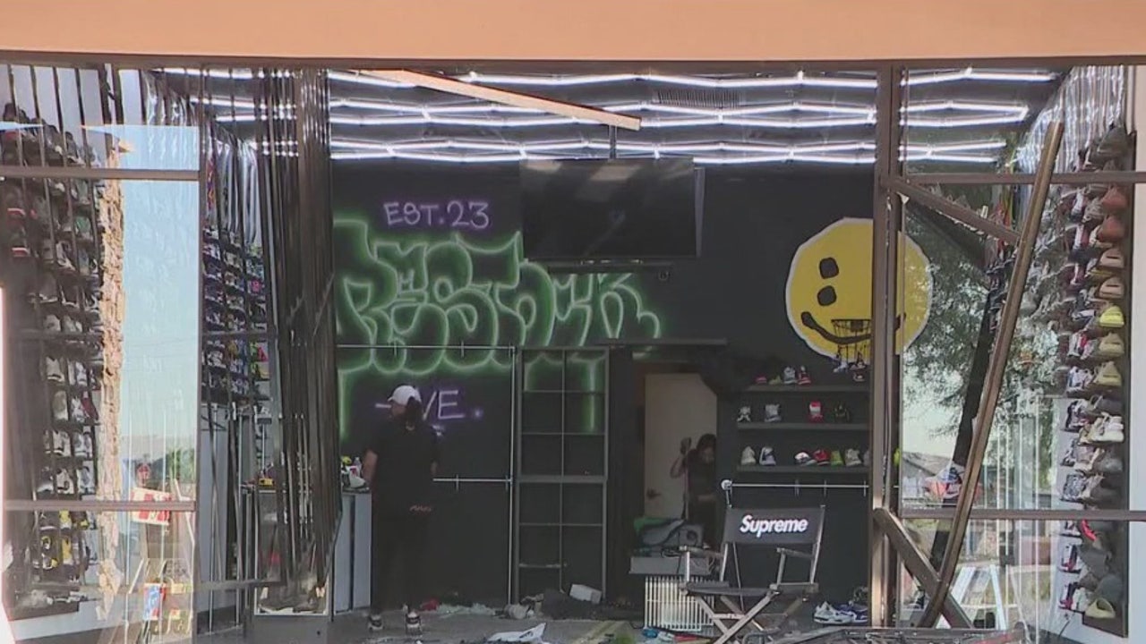 Stolen car crashes into west Phoenix shoe story during burglary: PD
