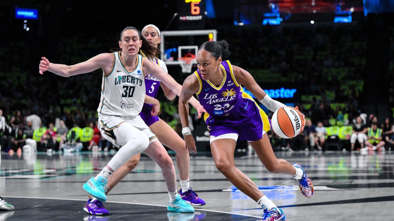 Liberty's Breanna Stewart exits vs. Sparks with lower leg injury