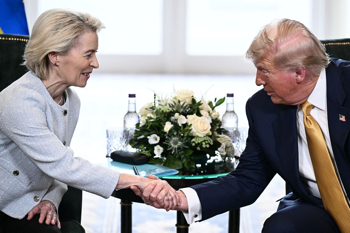 EU, US Clinch Deal to Avoid Trump Tariff Hike Ahead of Deadline