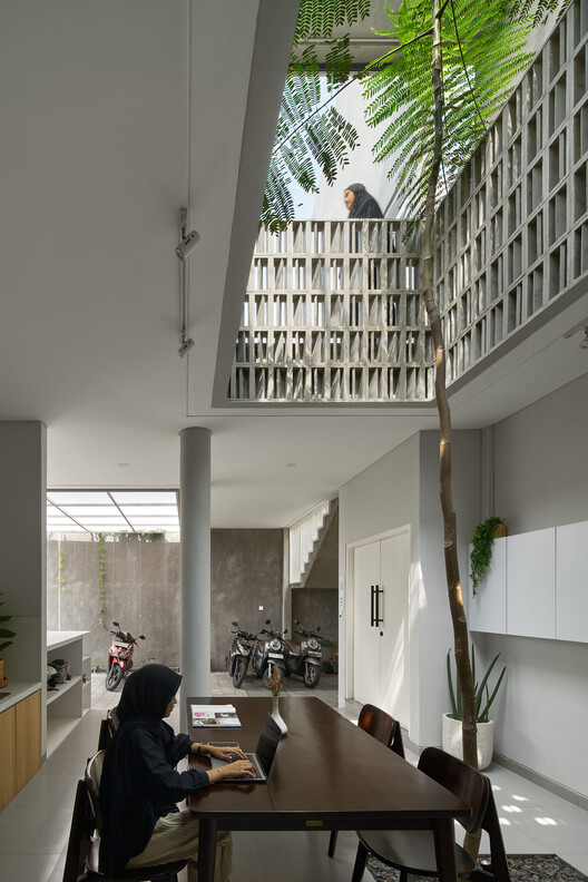 Porous Habitat / Inklusi.dsg - Interior Photography, Courtyard